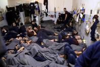 Varios presos sospechosos de pertenecer al ISIS se hacinan en su celda de la prisión de Hasaka (Siria). (Foto: Goran Tomasevic / Reuters).