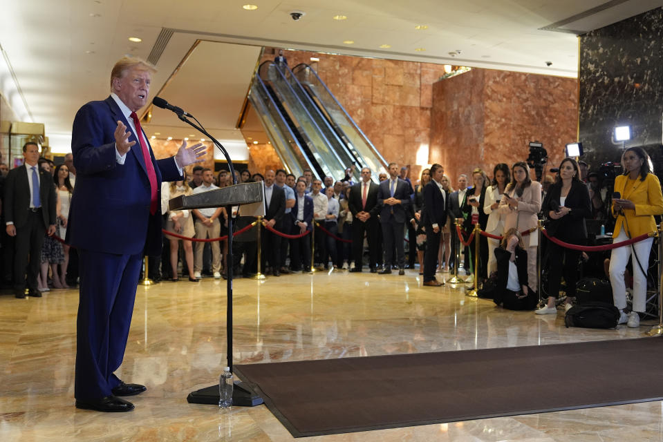 El expresidente Donald Trump ofrece una conferencia de prensa en la Torre Trump el viernes 31 de mayo de 2024, en Nueva York. (AP Foto/Julia Nikhinson)