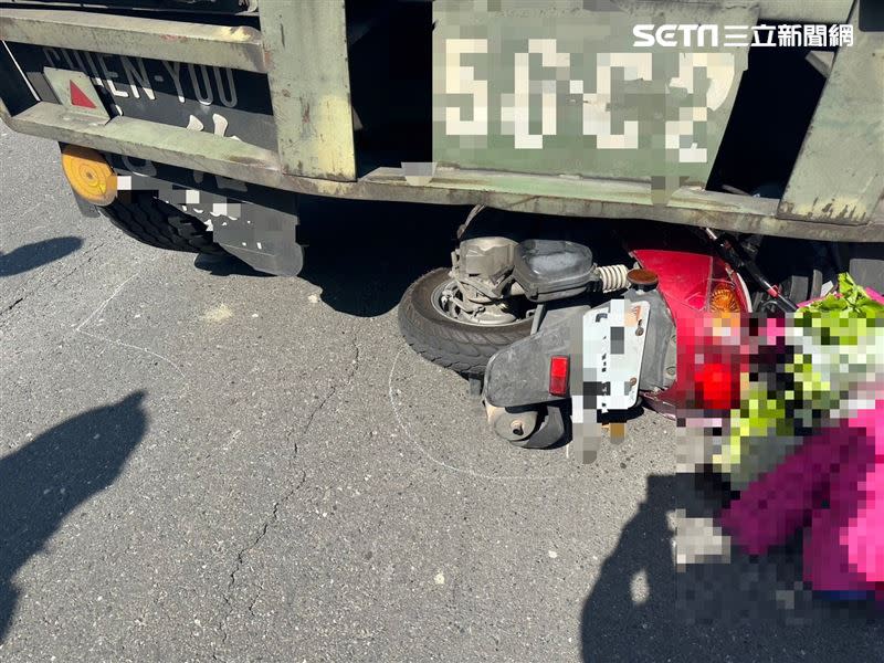 拖板車倒車時不慎撞到一輛機車，騎機車的74歲婦人當場被捲入車底，沒有生命跡象。（圖／翻攝畫面）