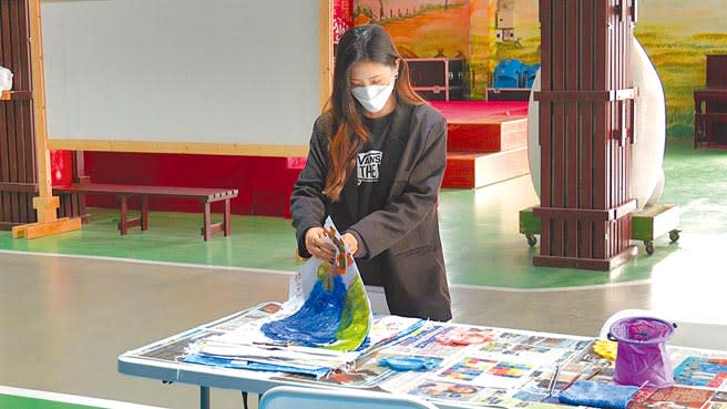 台東縣關山鎮有6位台南應用科技大學視覺傳達設計系的女大生，在關山米國學校或當地中小學裡擺攤，邀請當地民眾及學生在米袋上彩繪。（蔡旻妤攝）