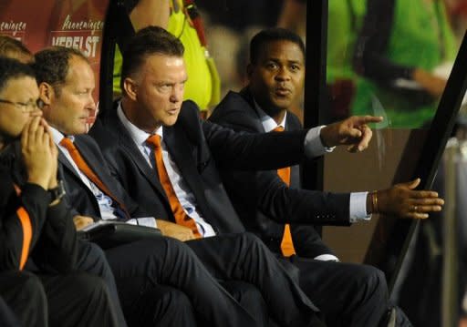 El DT de Holanda, Louis van Gaal (C), habla y da indicaciones junto a su asistente Patrick Kluivert (D) durante partido amistoso ante Bélgica en Bruselas el 15 de agosto de 2012. (AFP | john thys)