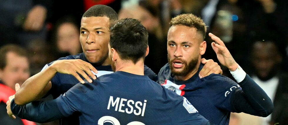 Les joueurs du PSG célèbrent un but lors d'un match de Ligue 1 face à l'OM au Parc des Princes, le 16 octobre 2022.  - Credit:MUSTAFA YALCIN / ANADOLU AGENCY / Anadolu Agency via AFP