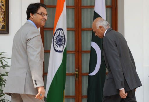 Pakistan Foreign Secretary Jalil Abbas Jilani (L) walks with Indian Foreign Secretary Ranjan Mathai (R) towards delegation level talks in New Delhi on July 4, 2012. Top Indian and Pakistani foreign ministry officials have met to bolster a fragile peace dialogue undermined by fresh tensions over the 2008 Mumbai attacks and political flux in Pakistan