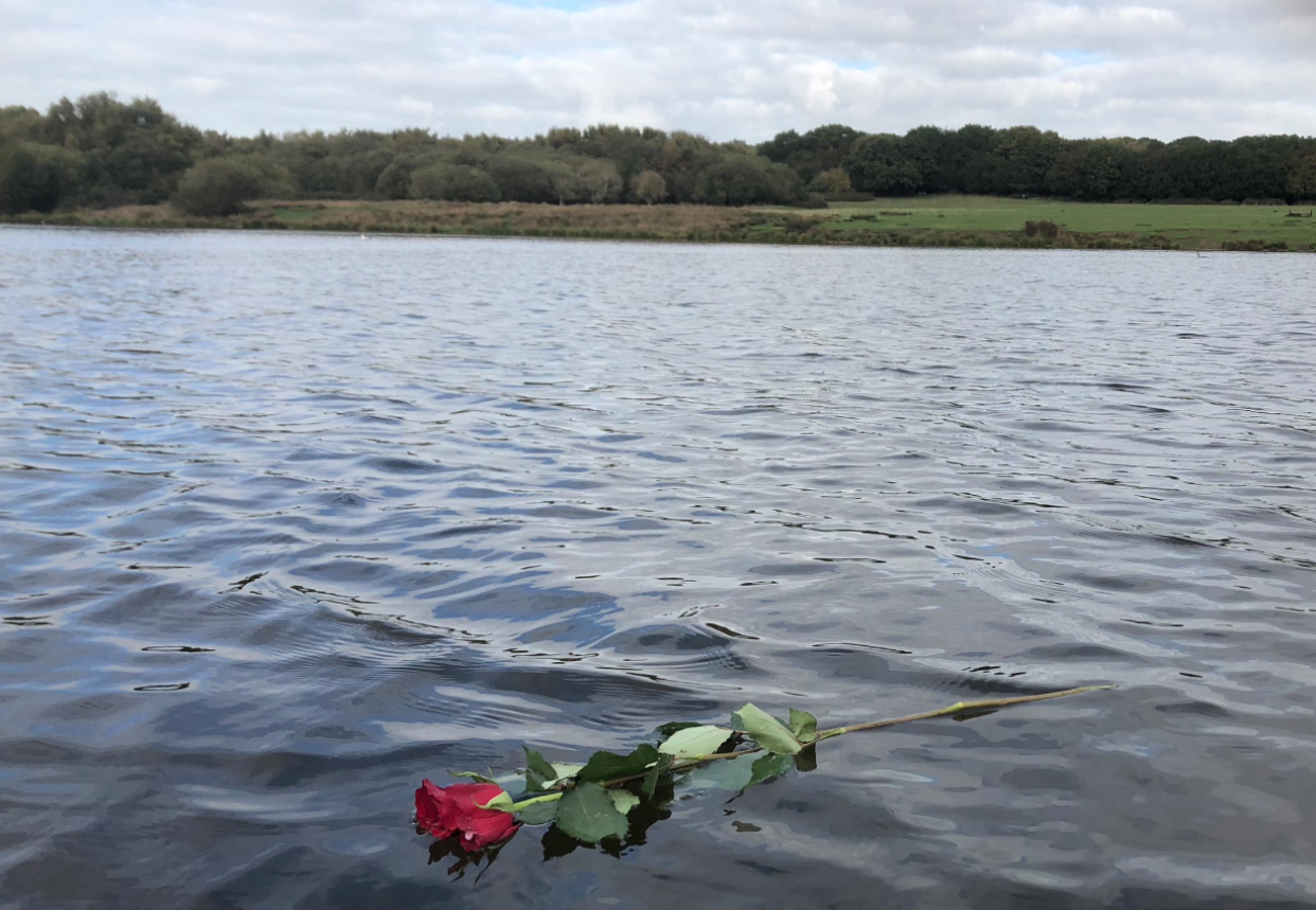 An anonymous widow left a rose for her late husband at the gates of a lake she couldn’t access with her wheelchair. (Photo: Twitter/BVGS Rowing)