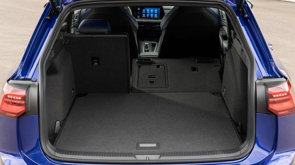 ▲2024 Volkswagen Golf Variant R行李廂容積增加至611公升、最大可達1,642公升，搭配Easy Open電動尾門，給予車主便利的用車方式。圖／Yahoo奇摩汽車機車