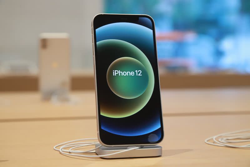 ▲iPhone 12、iPhone 12 Pro今（23）日開賣，5G速度也備受關注。（圖／記者葉政勳攝,2020.10.23）