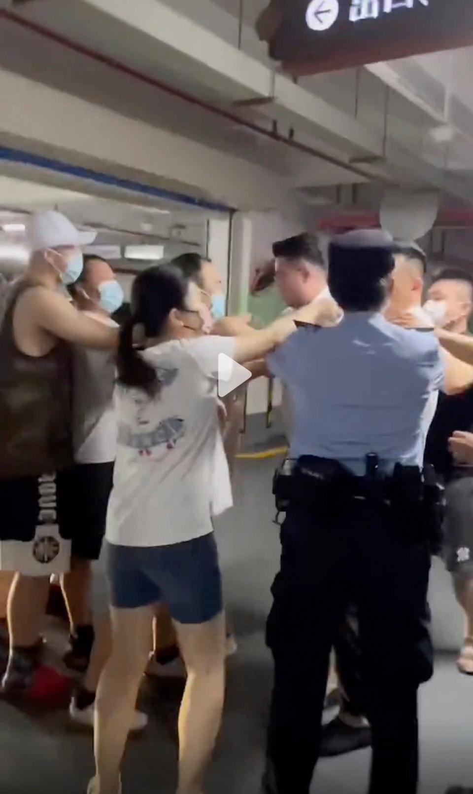 Some people from the crowd of onlookers began fighting with each other separately from the drivers; however it was unclear from the video as to why they became involved. Photo: Douyin