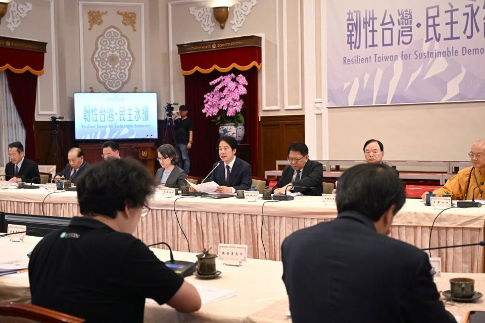 總統府全社會防衛韌性委員會舉行首次會議，擔任召集人的總統賴清德主持。   圖：總統府提供