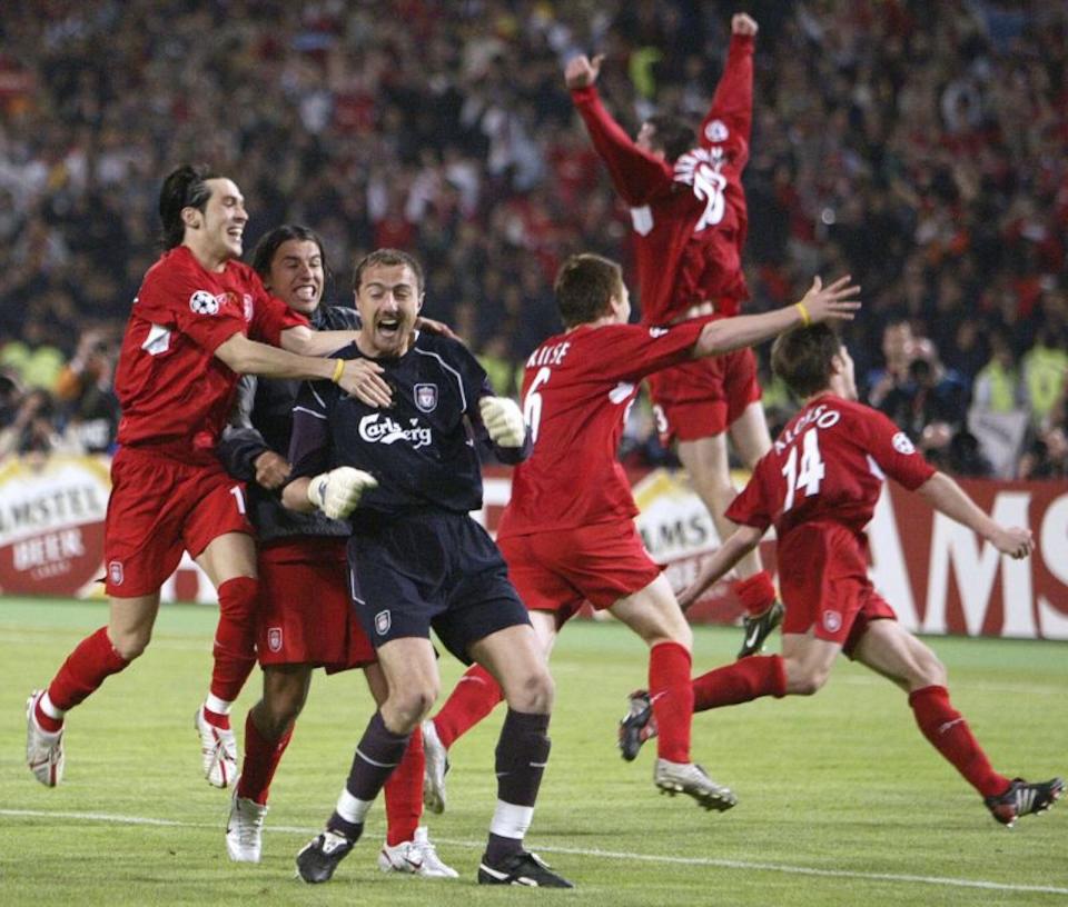 Jerzy Dudek celebra con sus compañeros del Liverpool tras la tanda de penaltis. (Crédito: MUSTAFA OZER/AFP/Getty Images)