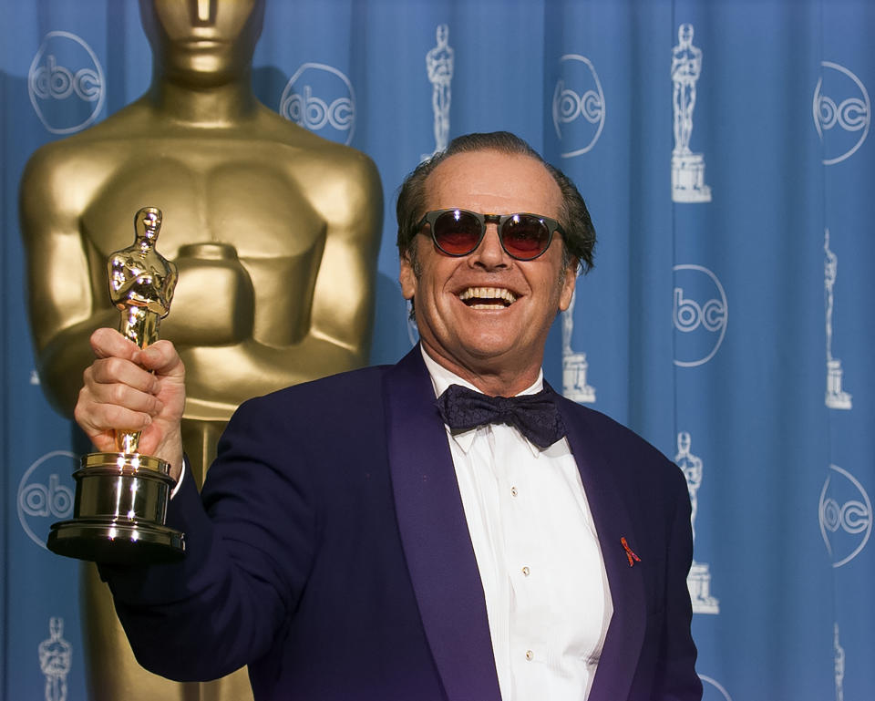 LOS ANGELES, CALIFORNIA - MARCH 23: Oscar Winner Jack Nicholson backstage at Academy Awards Show, March 23, 1998 in Los Angeles, California (Photo by Getty Images/Bob Riha, Jr.)