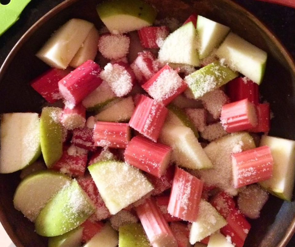 <p>La rhubarbe est le fruit idéal au printemps. Equilibrez ce goût prononcé en préparant un bon crumble bien sucré, bref le dessert de vos rêves. [Photo : Instagram/candcbreadtopia] </p>