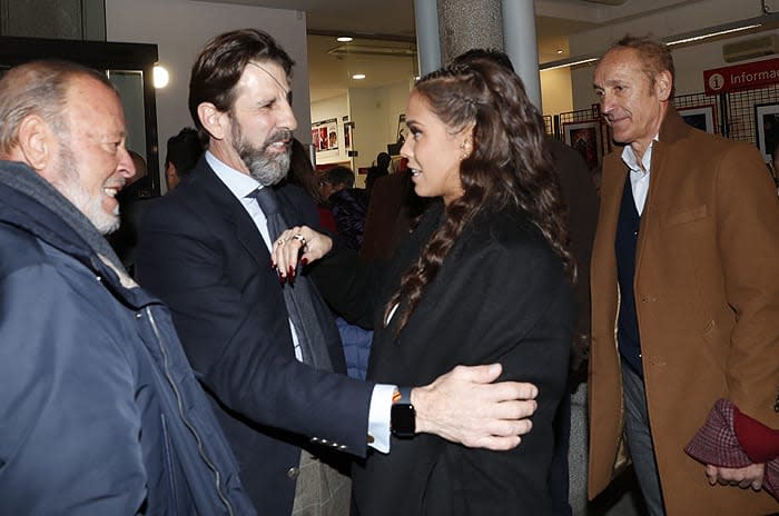 Gloria Camila saludando a los asistentes al homenaje a Ortega Cano