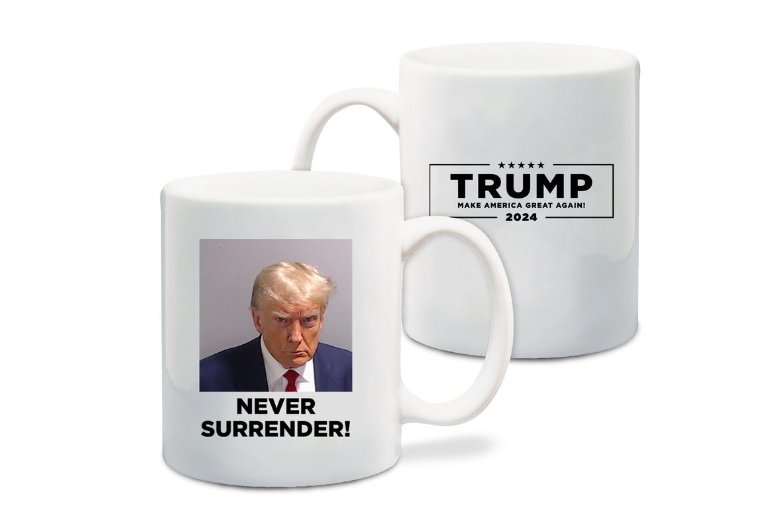 La tasse avec le « mugshot » de Donald Trump, vendu sur un site soutenant l’ancien président inculpé dans quatre affaires criminelles.