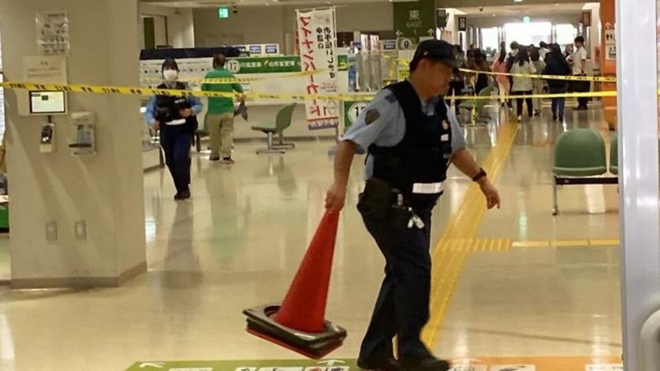 沖繩那霸市政府驚傳有疑似爆裂物，全員疏散避難！影片曝光。（翻自《琉球時報》）