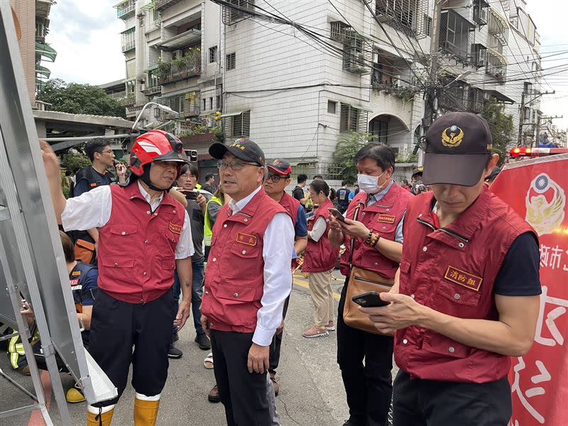 新北市土城區延壽路巷弄內今（13）日凌晨發生奪命火警，新北市長侯友宜赴現場了解。（圖／新北市府提供）