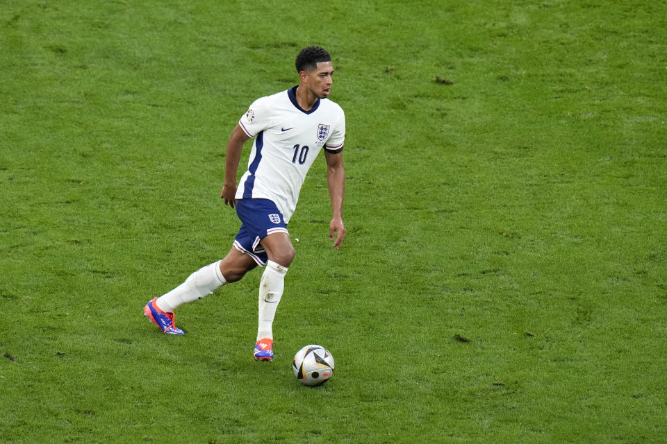 El inglés Jude Bellingham corre con el balón durante el encuentro de las semifinales de la Eurocopa ante Holanda el miércoles 10 de julio del 2024. (AP Foto/Hassan Ammar)