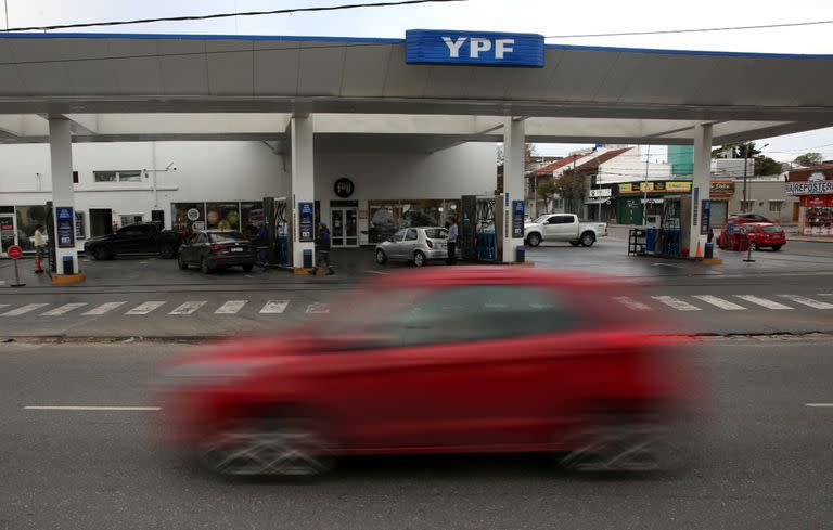 YPF subió un 6 por ciento en promedio el precio de la nafta y el gasoil