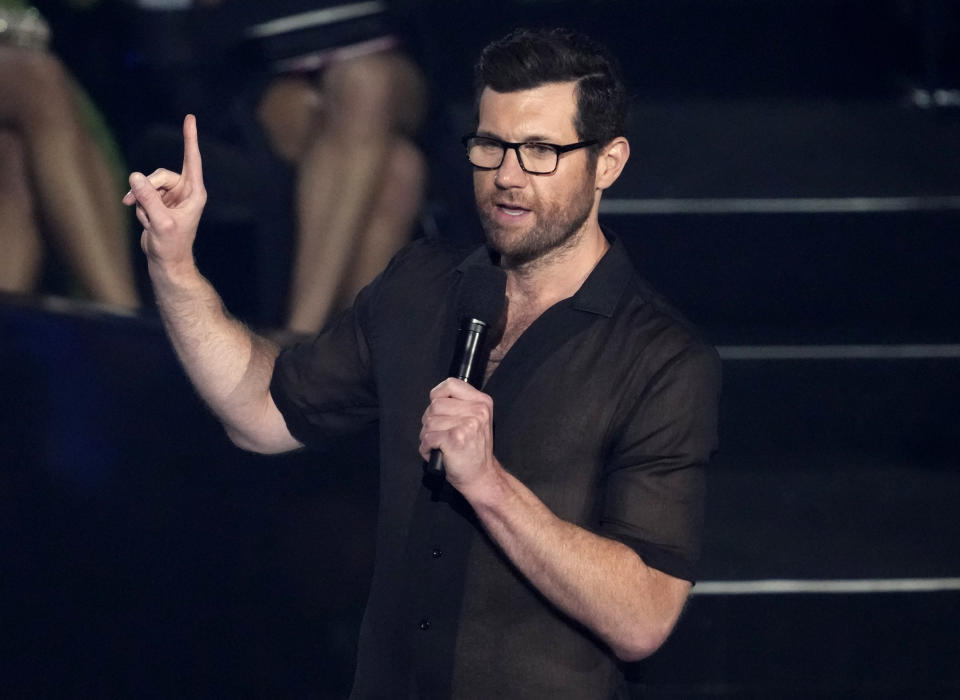 Billy Eichner anuncia la presentación de Panic! at the Disco en los Premios MTV a los Videos Musicales el domingo 28 de agosto de 2022, en Newark, Nueva Jersey. (Foto Charles Sykes/Invision/AP)