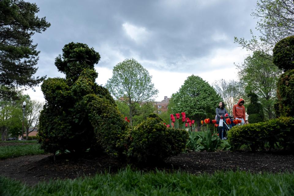 Topiary Park in Columbus features the unique lifesize topiary scene from Georges Seurat's famous painting.
