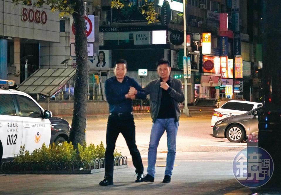 11/28 03：03，鍾小平（左）扶著醉漢戴錫欽從錢櫃走出，並在路上招計程車。