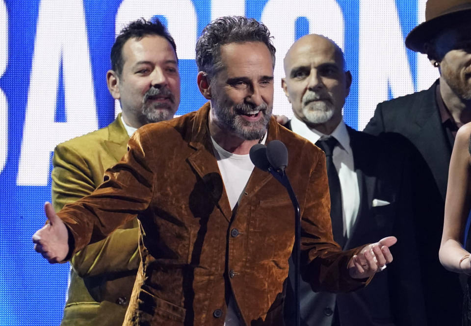 Jorge Drexler recibe el premio a grabación del año por "Tocarte" en la 23a anual del Latin Grammy en la Mandalay Bay Michelob Ultra Arena el jueves 17 de noviembre de 2022, en Las Vegas. (Foto AP/Chris Pizzello)
