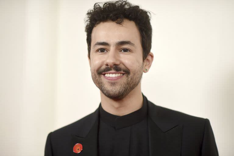 Ramy Youssef, otro de los artistas que llevó la insignia que reclama por la paz