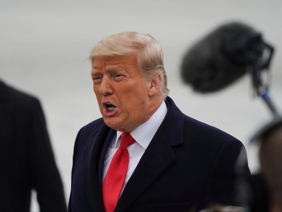 Donald Trump saluda a sus seguidores en el Aeropuerto Internacional Valley el 12 de enero de 2021 en Harlingen, Texas (Go Nakamura/Getty Images)