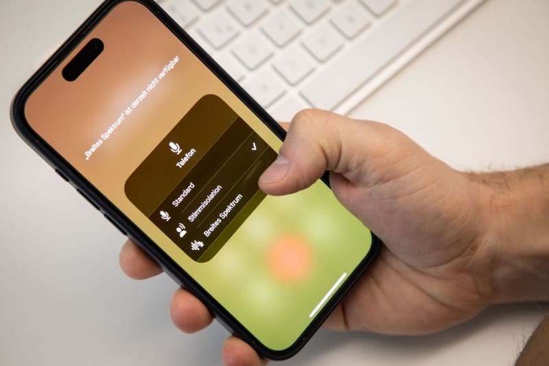 Quiet background, clear voice: This is what Apple's Voice Isolation feature promises on the iPhone. You can find it in the control centre during calls. Christin Klose/dpa