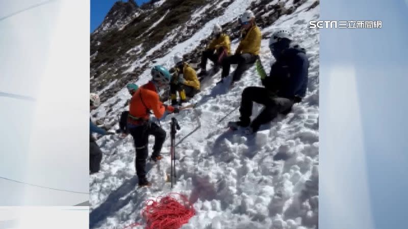 山搜成員在雪地中認真學習救援技術。