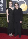 <p>Emma Stone pisó la alfombra roja con Billie Jean King, la tenista pionera a la que interpreta en la película ‘La batalla de los sexos’ (‘Battle of the Sexes’, 2017). (Foto: Gtres). </p>