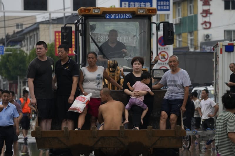 <cite>2023年8月2日，北京以南的河北涿州，救援人員使用重型機具疏散被困居民。中國首都過去幾天遭遇至少140年來的最大降雨量。 （美聯社）</cite>