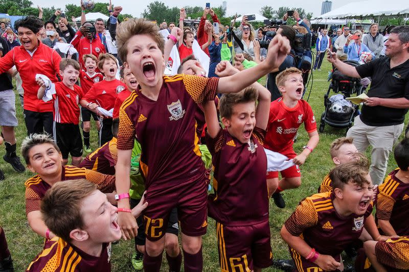 Niños festejan en Nueva Jersey tras la designación de la ciudad como una de las sedes para el Mundial del 2026