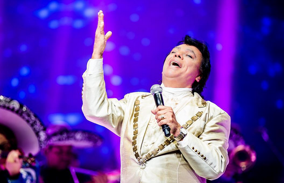 El mundo de la música está de luto tras la muerte del ‘Divo de Juárez’, Juan Gabriel y son muchos los famosos que le rinden homenaje en sus redes sociales, tanto los mexicanos de su generación que tuvieron el honor de cantar y grabar sus canciones, así como la nueva generación de artistas no mexicanos que recientemente fueron parte de sus últimos dos discos de duetos, nos referimos a JBalvin, Natalia Jímenez, Juanes, Luis Fonsi, Carlos Rivera, Espinoza Paz y Julión Álvarez, entre otros, así como el presentador Mario Kreutzberger, mejor conocido como ‘Don Francisco’.