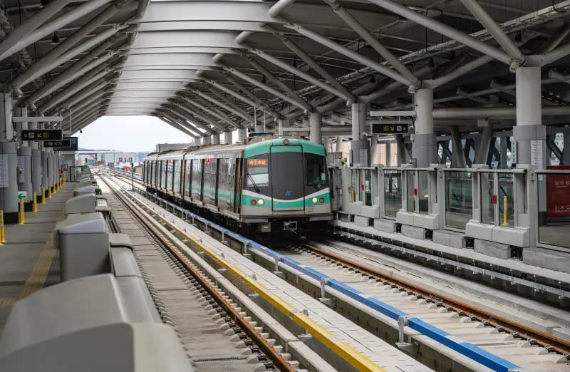 ▲捷運岡山車站與臺鐵岡山站銜接轉乘，帶給市民更便捷、舒適的公共運輸服務。（圖／高市府捷運局提供）