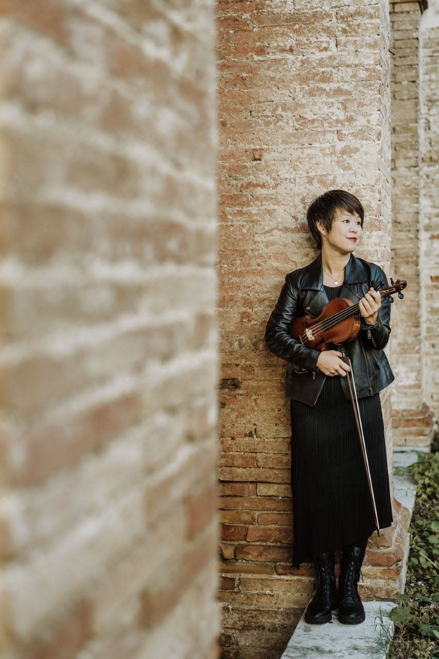 Asako Takeuchi plays  baroque violin.