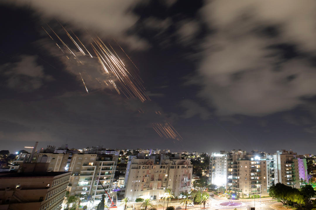 El sistema antimisiles Cúpula de Hierro de Israel intercepta cohetes, visto desde Ashkelon, Israel, el 1 de octubre de 2024 REUTERS/Amir Cohen