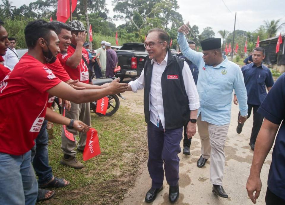 Pakatan Harapan (PH) Tambun candidate, Datuk Seri Anwar Ibrahim at Program Anak Muda Melayu Bangkit Bersama Anwar Ibrahim at Kilang Batik Fauzi in Chemor, Perak. — Picture by Farhan Najib