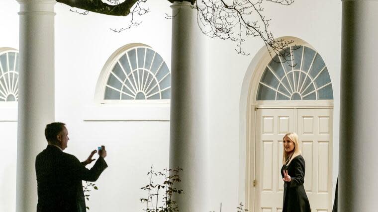 Dan Scavino, Social-Media-Direktor des Weißen Hauses, fotografiert Präsidenten-Tochter Ivanka Trump in den frühen Morgenstunden in der Kolonnade vor dem Weißen Haus. Was wird aus den Trump-Alumnis? Foto: dpa