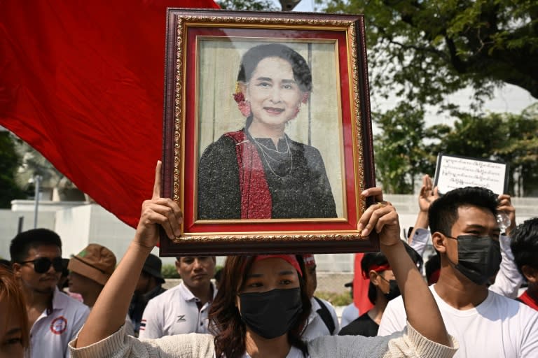 Una mujer sostiene una imagen de Aung San Suu Kyi durante una manifestación frente a la oficina de la ONU en Bangkok, el 1 de febrero de 2024 en la capital tailandesa, con motivo del tercer aniversario del golpe militar en Birmania (Lillian Suwanrumpha)