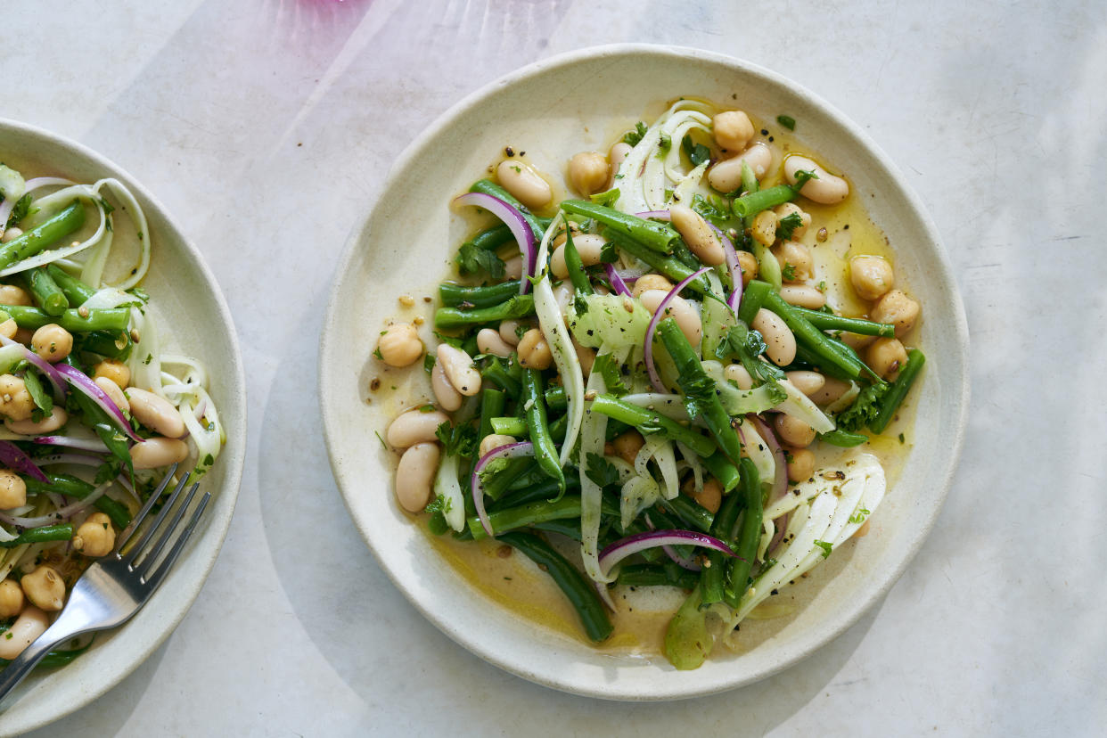 Una ensalada herbácea de tres leguminosas en Nueva York el 18 de junio de 2021. Estilista de alimentos: Simon Andrews. (David Malosh/The New York Times)