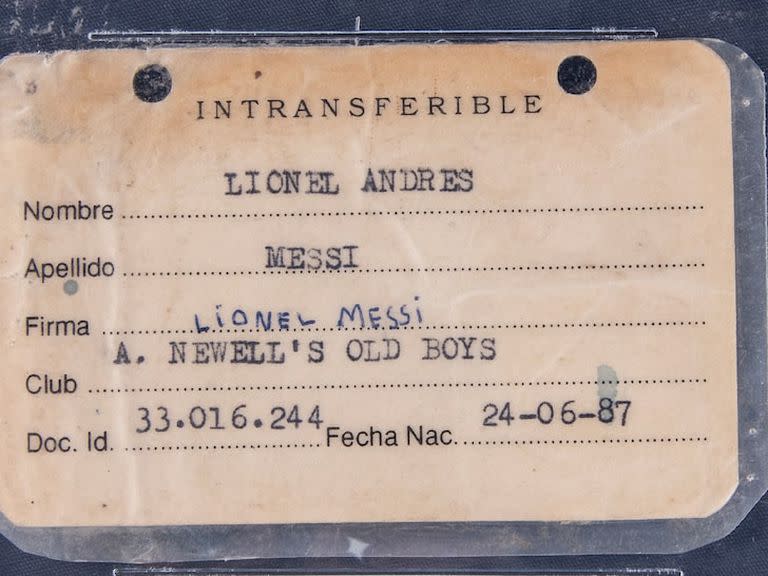 La firma de Messi en su tarjeta de la infancia