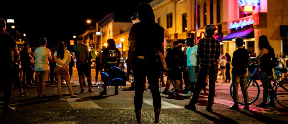 Un homme blanc a foncé avec sa voiture sur des manifestants antiracistes qui s'étaient réunis dans les rues de Minneapolis pour protester contre la mort d'un homme noir tué par la police. 
