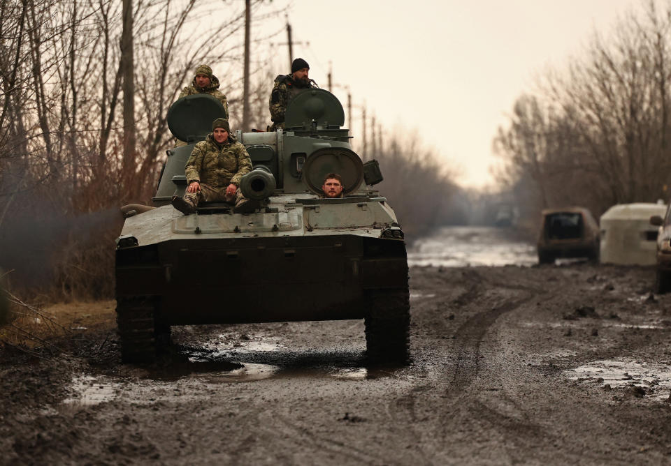 Ucranianos en un tanque '2C1 self-propelled howitzer' en la calle de la ciudad Bakhmut. REUTERS/Lisi Niesner