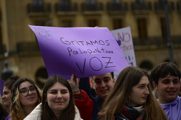 Adolescentes protestan durante la celebración del Día Internacional de la Mujer, en Pamplona, norte de España, el miércoles 8 de marzo de 2023. En el cartel se lee:  "Gritamos por las mujeres que no tienen voz" 