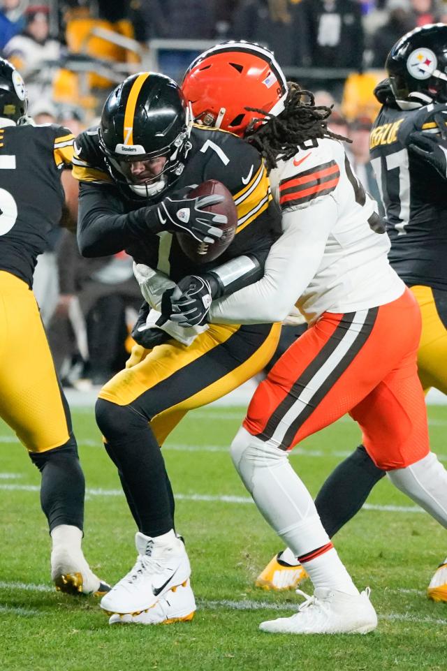 Browns defensive end Jadeveon Clowney out Thursday night against Steelers 