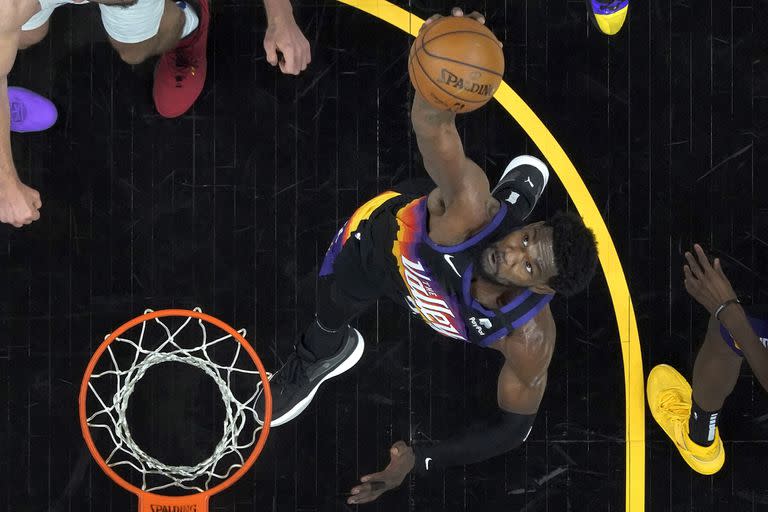 Deandre Ayton se cargó a Phoenix sobre sus hombros tras la baja de Chris Paul y es la gran sensación de los playoffs de la NBA