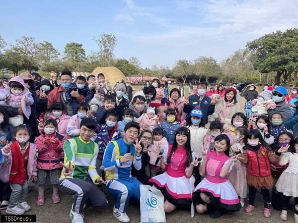 圖說：副縣長林田富與遊客度過一次有趣又歡樂的親子時光野餐。（記者方一成攝）