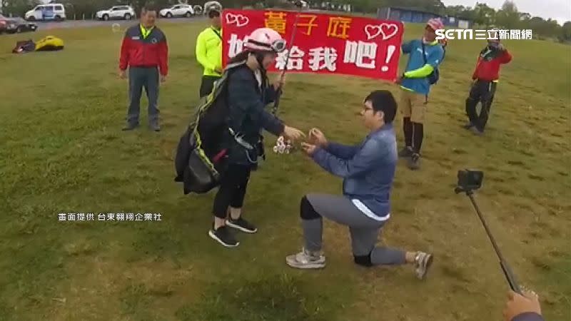 男友單膝跪地，向女友求婚成功。（圖／台東翱翔企業社提供）