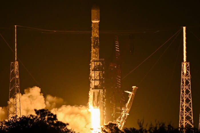 SpaceX launches 23 Starlink satellites