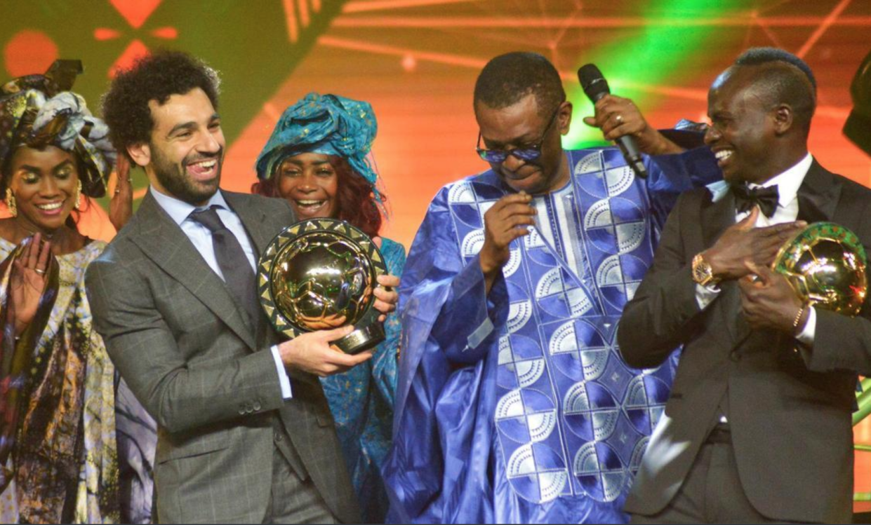 Salah baile durante los premios CAF 2018. A la derecha, le observa Sadio Mané. | Foto: Getty